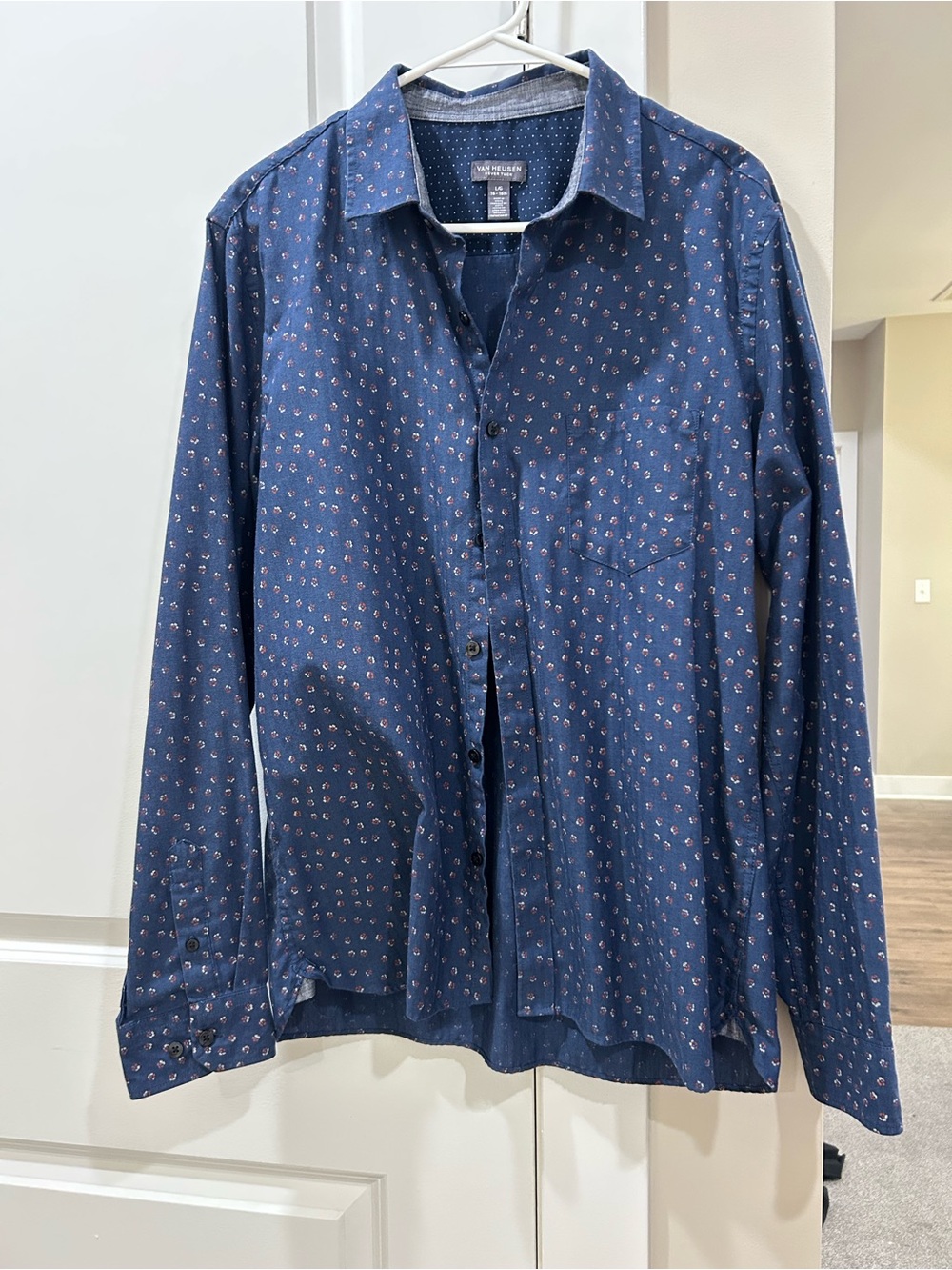 Men’s Van Heusen Never Tuck Button Up size Large